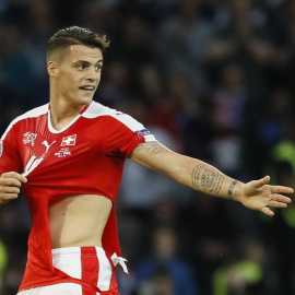 El suizo Granit Xhaka pide que le cambien la camiseta después de romperla anoche contra Francia. /REUTERS