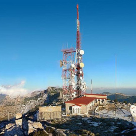 Torres de comunicaciones en el centro de Alfabia.