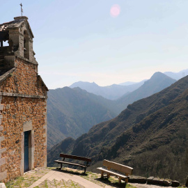 Vista de la iglesia de Santa María en el pueblo de Bandujo (Proaza), declarado por el Principado de Asturias como bien de interés cultural