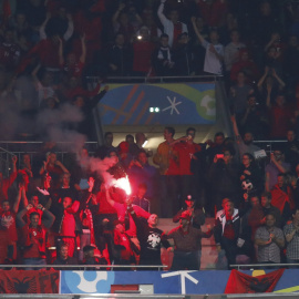 Una de las bengalas encendidas ayer en Lyon en el partido entre Rumanía y Albania. /REUTERS