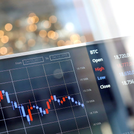 Un mmonitor mostrando la cotización del Bitcoin respecto a la moneda de Corea del Sur, el won, en Seúl. REUTERS/Kim Hong-Ji/File Photo