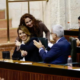 La ahora ministra de Hacienda, María Jesus Montero, entonces consejera autonómica, abraza a Susana Díaz en el pleno del Parlamento de Andalucía en la aprobación de los presupuestos para 2018. E.P.