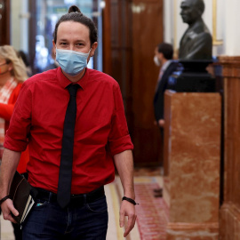 El todavía vicepresidente segundo del Gobierno, Pablo Iglesias, en los pasillos del Congreso de los Diputados este miércoles 17 de marzo de 2021.