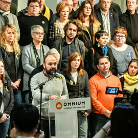 El vicepresident d'Òmnium Cultural, Marcel Mauri, amb els presidents territorials i la junta nacional de l'entitat, aquest dissabte a Barcelona.