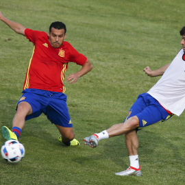 Pedro disputa un balón a Silva en un entrenamiento de la selección. /REUTERS