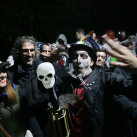 Varias personas disfrazadas participan en la ruta del terror de Quiroga por Halloween, a 30 de octubre de 2022, en Quiroga, Lugo, Galicia.
