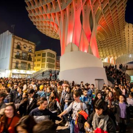 03/12/2018.- Manifestación estudiantil antifascista que ha comenzado esta tarde en la plaza de la Encarnación de Sevilla y ha continuado hasta el Parlamento de Andalucía y la Universidad hispalense, tras la irrupción de Vox en el Parlamento