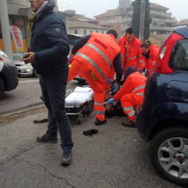 Personal sanitario atienda a uno de los heridos por disparos en la ciudad de Macerata.- EFE