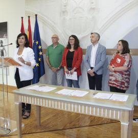 La candidata a la presidencia de La Rioja con el PSOE, Concha Andreu, durante su intervención en la rueda de prensa tras la firma del acuerdo de gobernabilidad entre su partido, Podemos-Equo e Izquierda Unida, en el Parlamento de La Rioja, 