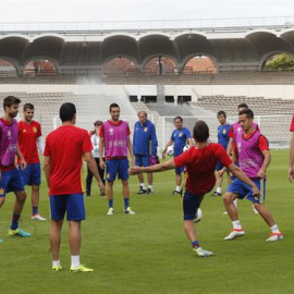 Los jugadores de la selección española durante el entrenamiento de ayer en el Estadio Jacques Chaban-Delmas de Burdeos. /EFE
