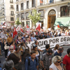 Cabecera de la manifestación, a su paso por la calle Arenal, que organizaciones sociales, partidos y sindicatos llevan a cabo contra las políticas "inhumanas" e "ilegales" de la UE en migración y asilo, que "utilizan" a las personas refugia