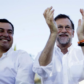 Mariano Rajoy, junto al presidente del PP andaluz, Juan Moreno, en el mitin de Málaga. / JORGE ZAPATA (EFE)