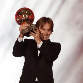 Luka Modric, del Real Madrid, sostiene su trofeo del Balón de Oro. - EFE