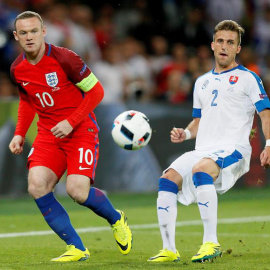 Rooney, en un momento del partido contra Eslovaquia. / EFE