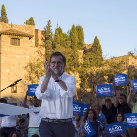 El candidato del PP, Mariano Rajoy, durante su intervención en el mitin central del partido en Málaga. JORGE ZAPATA (EFE)