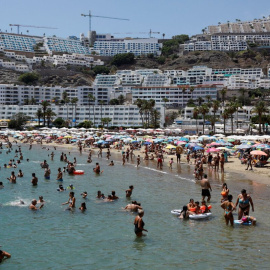 Turistas en la playa de Puerto Rico, en el su r de la isla de Gran Canaria. REUTERS/Borja Suarez
