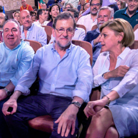 Mariano Rajoy, junto a la secretaria del PP, María Dolores de Cospedal, en Torrijos. / ISMAEL HERRERO (EFE)
