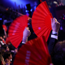 Actrices y actores agitan abanicos para reivindicar la igualdad en el cine español durante la gala de los Goya 2018./REUTERS