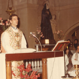 Enrique de Castro oficia su primera misa. / ARCHIVO SAN CARLOS BORROMEO