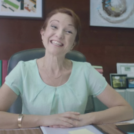 Una de las protagonistas del último spot de campaña del PP luce una exagerada sonrisa.