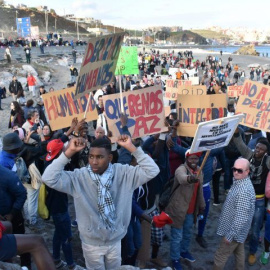 Medio millar de personas exigen "justicia" en Ceuta en el aniversario de la tragedia del Tarajal