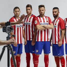 Diego Simeone fotografia a Koke, Giménez, Saúl, Arda y Griezmann en la presentación de la nueva camiseta del Atlético. / TWITTER