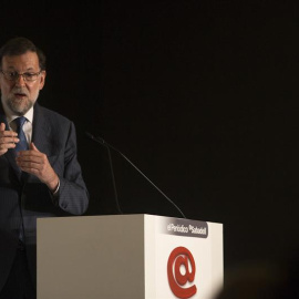 El presidente del Gobierno en funciones, Mariano Rajoy, en un desayuno informativo en Barcelona. EFE/Quique García