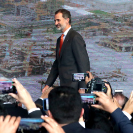 El rey Felipe VI, en la inauguración de una planta de Repsol en  la localidad peruana de Callao, el pasado noviembre. REUTERS/Mariana Bazo