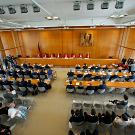 Vista de la sala del Tribunal Constitucional alemán durante la sesión en la que se ha comunicado el fallo sobre la demanda por el programa de compra de deuda del BCE. REUTERS/Ralph Orlowski