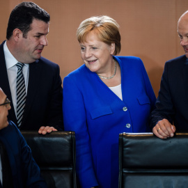 La canciller Angela Merkel conversa con los ministros de Asuntos Exteriores, Heiko Maas, de Trabajo, Hubertus Heil, y de Finanzas, Olaf Scholz, antes del inicio de la reunión semnaal del gabinete alemán en Berlín. EFE/EPA/CLEMENS BILAN