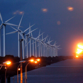 Un parque de aerogeneradores en Port Saint Louis du Rhone, cerca de Marsella (Francia). REUTERS/Jean-Paul Pelissier