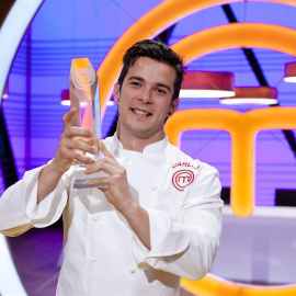 Carlos Maldonado posa con el trofeo de ganador de la tercera edición de 'Masterchef'.