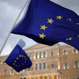 Una mujer griega ondea una bandera europea en Atenas. / FOTOS PLEGAS G. (EFE)