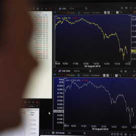 Un 'broker' francés observa en las pantallas las marcha del mercado. REUTERS