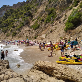 La peligrosa y clausurada cala de Ambolo, en Xàbia, llena de turistas y bañistas.