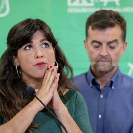 La coordinadora de Podemos, Teresa Rodríguez, junto al coordinador andaluz de IU, Antonio Maíllo, durante la comparecencia informativa en la sede de la coalición Adelante Andalucía en Sevilla, la primera tras analizar los resultados elector