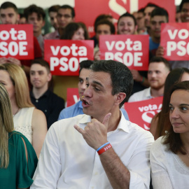 El secretario general del PSOE, Pedro Sánchez, durante el acto electoral con las Juventudes Socialistas, en el Centro Cultural Tomás y Valiente, en la localidad madrileña de Fuenlabrada. EFE/Zipi
