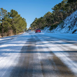 Carretera A-1513 helada en el municipio de Bezas, Teruel. / EFE