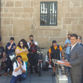 Albert Rivera, durante el breve mitin callejero que ha ofrecido en Avilés (Asturias). PÚBLICO