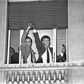 Felipe González y Alfonso Guerra, saludan desde una ventana del Hotel Palace de Madrid, tras confirmarse su victoria en las elecciones generales de octubre de 1982.