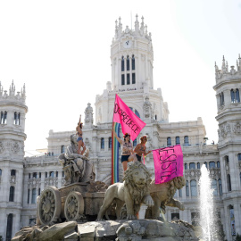 Las activistas de Femen protestan en la fuentes de Cibeles, Madrid, contra la Ley de Seguridad Ciudadana.- EFE