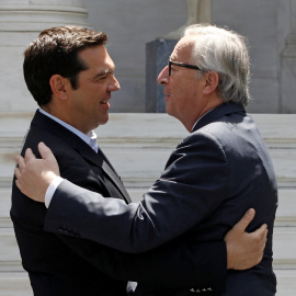 El primer ministro de Grecia, Alexis Tsipras y el presidente de la Comisión Europea, Jean-Claude Juncker.- REUTERS/Michalis Karagiannis