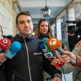 El miembro de la Manada, Ángel Prenda, llega a los juzgados de Sevilla para firmar como cada semana. (RAÚL CARO | EFE)