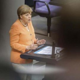 Angela Merkel habla en el Bundestag. / WOLFGANG KUMM (EFE)