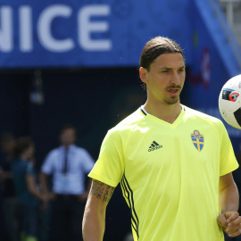 Zlatan Ibrahimovic en el entrenamiento de Suecia en Niza. /REUTERS