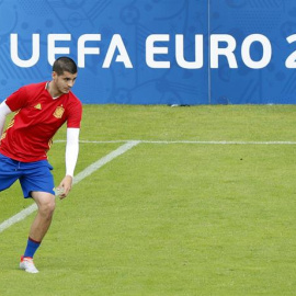 El delantero de la selección española Álvaro Morata durante el entrenamiento de ayer en el Estadio Jacques Chaban-Delmas de Burdeos. /EFE