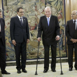 El rey Juan Carlos, con muletas durante un acto oficial en Zarzuela en 2013.- EFE/ARCHIVO
