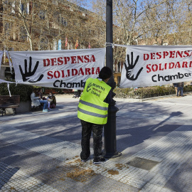 Una persona de la Despensa Solidaria de Chamberí durante la concentración y reparto de alimentos a familias vulnerables en la Plaza de Chamberí
