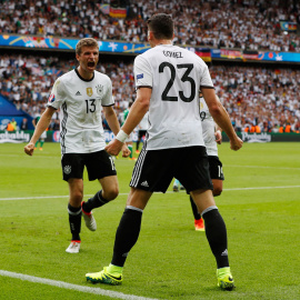 Mario Gómez celebra su gol ante Irlanda del Norte con Thomas Muller. /REUTERS