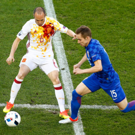 Iniesta y Rog, en un momento del partido. REUTERS/Regis Duvigna